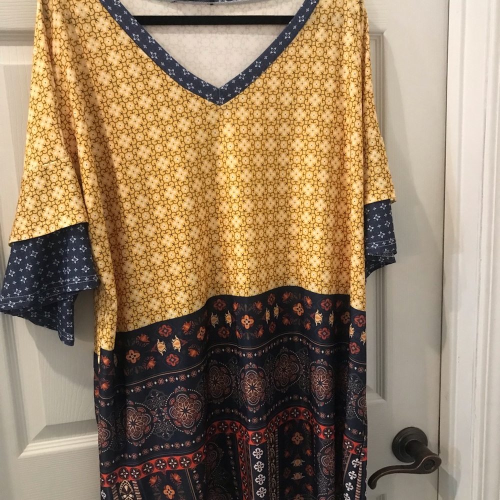 Lily Women’s v-neck ruffle sleeve floral tunic top, size 2xl.